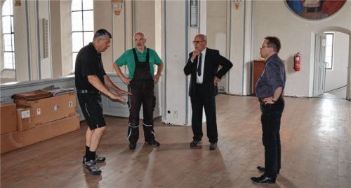 Bei der Inspektion der Empore (von links): Orgelbauer Johannes Führer, sein Assistent Stefan Neumeier, Kirchenpfleger Georg Schilp und Kirchenmusiker Gerhard Franke.