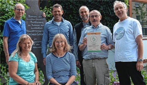 Bei der Übergabe der Urkunde: Karin Stocker und Gudrun Huber vorne; hinten (von links) Michael Markus, Christian Bayerlein, Detlev Wallishauser, Helmut Türk-Berkhan und Hans Köhler, der landeskirchliche RevisorFoto re