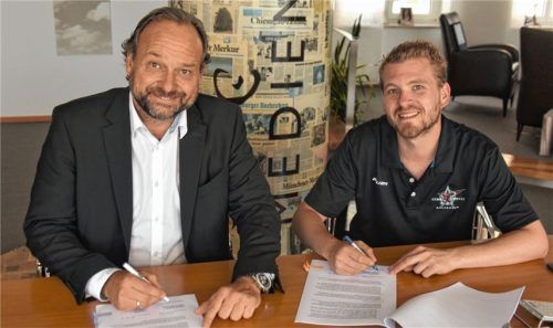 Bei der Vertragsunterzeichnung: Oliver Döser, Geschäftsführer und Verleger vom OVBMedienhaus, und Daniel Malguth, Leiter Sponsoring der Starbulls Rosenheim.