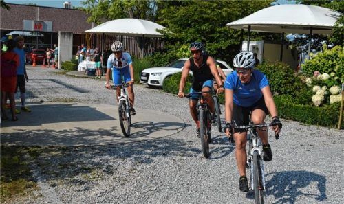 Bei hochsommerlichen Temperaturen am Start: Innerhalb einer kleinen Gruppe passiert Tobias Wendl (schwarzes Trikot) die Zählstelle im Rosengarten. Foto Sedlbauer