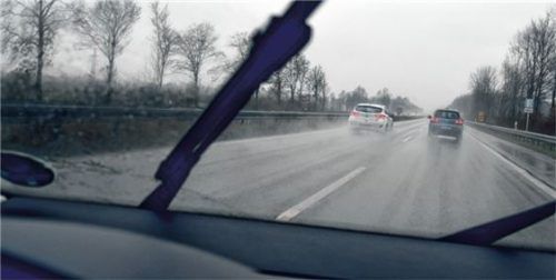Bei Starkregen kann sich die Fahrbahn in ein Wasserbecken verwandeln. Foto  TÜV Süd/mid/akz-o