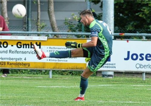 Bekam wenig zu halten, kassierte aber in Taufkirchen vier Stück: Buchbachs Keeper Daniel Süßmaier.Foto mb