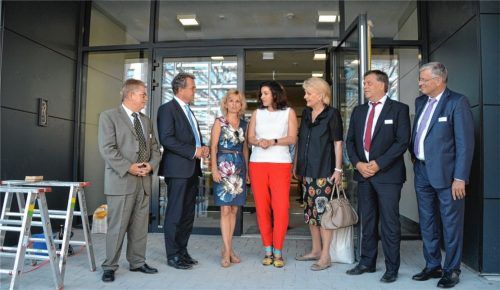 Besuch auf der Baustelle: Dorothee Bär (Mitte, in roter Hose) wurde von Wirtschaftsdezernent Thomas Bugl, vom Landtagsabgeordneten Klaus Stöttner, von der Bundestagsabgeordneten Daniela Ludwig, Oberbürgermeisterin Gabriele Bauer, Helmut Hundhammer und Alfons Maierthaler als Vertreter des Vorstands Stellwerk 18 – digitale Wirtschaft Südostoberbayern (von links) begrüßt. Fotos Duczek