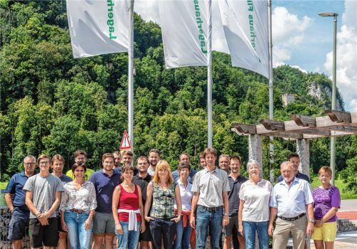 Bieten unschlagbaren Service: die Mitarbeiter des LHO Flintsbach (ein Teil der Mannschaft fehlt auf dem Bild). Vorne rechts steht Sepp Obermair senior, der Gründer der Firma. Links neben ihm seine Frau Maria, ohne die, wie er sagt, die Erfolgsgeschichte nicht möglich gewesen wäre. Fotos thomae/re