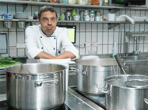 Bis es weh tut: Sous Chef Andreas Schütze hängt seine Arme zur Abkühlung in einen Eimer mit Eiswasser. Foto Berger