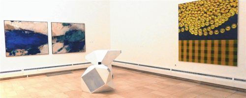 Blick in die Ausstellung: Objekte von Dörte Behn vor zwei Bildern von Peter Tomschiczek (links) und dem Bild „Vielleicht einmal“ von Elisabeth Mehrl.