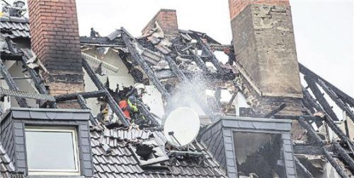 Blitzeinschlag und Feuer: Immobilienbesitzer müssen auf die richtige Versicherung achten. Foto Foto: dpa