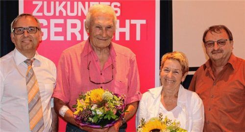 Blumensträuße überreichten Bezirksgeschäftsführer Robert Metzger (links) und der neue Vorsitzende Gert Hilger (rechts) an Ex-Vorsitzenden Helmut Wenzel und Ex-Vorstandsmitglied Lydia Kögel. Foto re