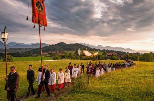 Brauchtum und Heimat gehören in Bayern zusammen, wie hier das Patrozinium „St. Peter und St. Paul“ in Steinkirchen auf dem Samerberg. Pfarrer Robert Baumgartner und Diakon Günter Schmitzberger leiteten das Patrozinium. Danach trafen sich die Gläubigen noch im Moar-Stadl zu einem geselligen Beisammensein, musikalisch begleitet von Musikanten der Musikkapelle Samerberg.Foto nit