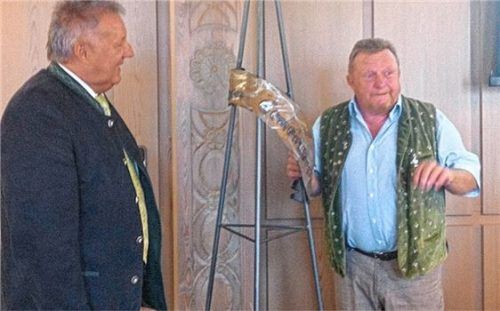 Bürgermeister Hans Nowak ehrte Gemeinderat Thomas Schwitteck für 40 Jahre aktive Tätigkeit im Gemeinderat.