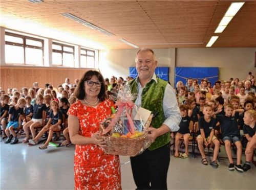 Bürgermeister Sebastian Forstner überreichte Barbara Schiel zum Abschied einen Präsentkorb. Foto ni