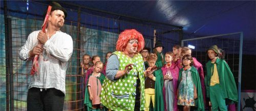 Clown Pepina (Uschi Zobelt, Mitte) führt die jungen Operngäste mit Humor und Einfühlungsvermögen durch die Handlung des „Freischütz“.Foto  Schlecker