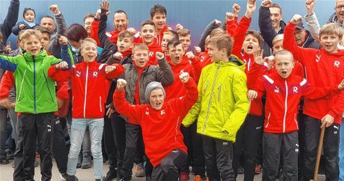 Da kommt Freude auf: die U13 nach dem Sieg gegen die Münchener Löwen.