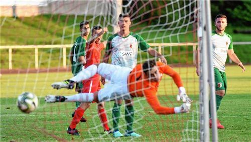 Da konnte Augsburgs Torhüter nur noch nachschauen, als Michael Neumeiers (nicht auf dem Bild) Schuss hinter ihm zum 1:1 einschlug. Links jubelt Omar Jahic. Fotos  Ziegler