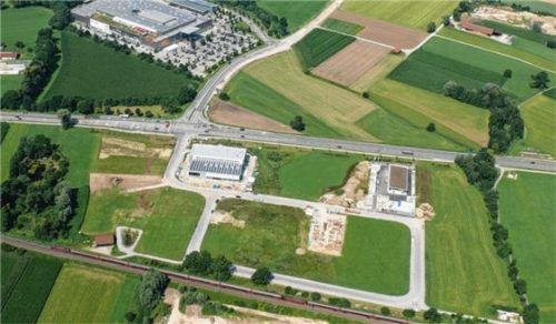 Damals noch viel grüne Wiese: Wo sich heute das Rosenheimer Gewerbegebiet Am Oberfeld befindet, standen 2014 nur zwei Firmengebäude. Laut IHK nimmt das regionale Gewerbe knapp ein Prozent Fläche in Anspruch. Foto schellmoser