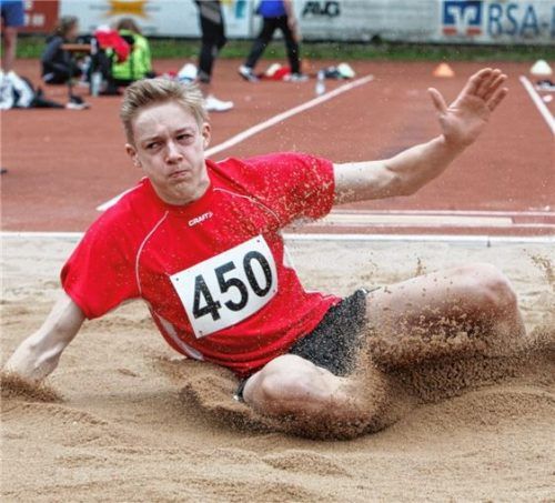 Daniel Wendling vom TSV 1860 Rosenheim siegte im Weitsprung der Jugend U20 in Emmering.Fotos Stuffer