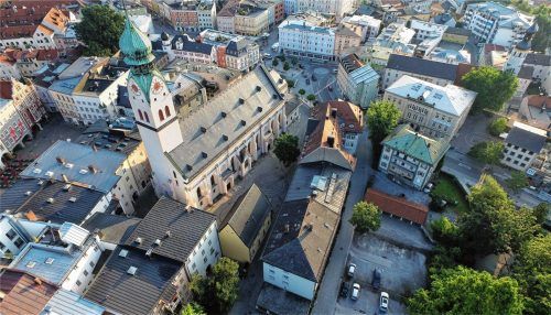 Das Areal rund um St. Nikolaus mit Ölbergkapelle (gelbes Gebäude) und altem Pfarrhof (grünes Dach): Von der OVB-Drohne aus fotografiert, zeigt sich aus der Vogelperspektive, dass es sich um Filetstücke im Herzen der Stadt handelt. Foto Ziegler