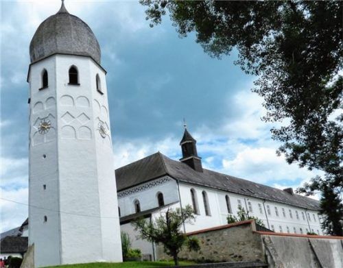 Das Glockentürmchen der Abtei Frauenwörth (im Hintergrund) ist dringend sanierungsbedürftig.Foto Thümmler