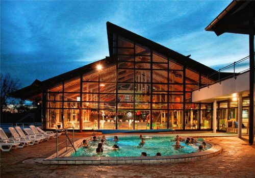 Das Heißbecken ist in der kalten Jahreszeit und an lauen Abenden der ideale Ort, um im warmen Wasser an der frischen Luft zu baden.