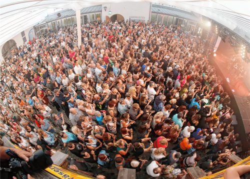Das Konzert im Innenhof des Haberkastens war ausverkauft: Stickige Luft und hohe Luftfeuchtigkeit hielten die treuen Fans aber nicht vom Tanzen und Mitsingen ab.Foto stl