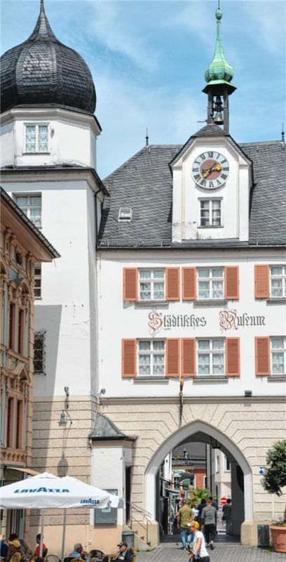 Schön, aber brüchig: Das Mittertor in Rosenheim ist ein wunderbares Ensemble. Um es zu retten, müssen die Fundamente stabilisiert werden.Fotos re