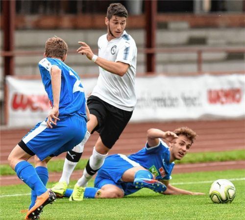 Das Objekt der Begierde: Wasserburgs Andrija Bosnjak, der gerne zu 1860 Rosenheim wechseln würde, doch die Verantwortlichen sind sich noch nicht einig. Bosnjak war als Gastspieler in den letzten Spielen der Sechziger dabei. Hier setzte er sich beim 1:1-Remis am Dienstag gegen zwei Kufsteiner durch. Foto  Ziegler