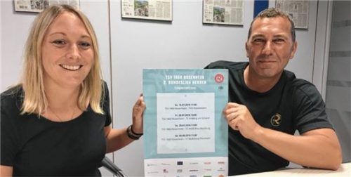 Das Plakat mit den Heimspielen: Carina Stiglauer (Zweiter Vorstand) und Wolf-Dieter Dörfler, Vorstand und Sportwart beim Gespräch im OVB-Medienhaus. Foto  Ziegler