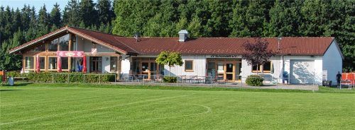 Das Sportheim mit Sportgaststätte: Hier trifft man sich, um gemeinsam seinem Hobby nachzugehen oder die heimischen Mannschaften anzufeuern und im Anschluss mit Nachbarn und Freunden noch auf einen Ratsch. Foto  Zapf