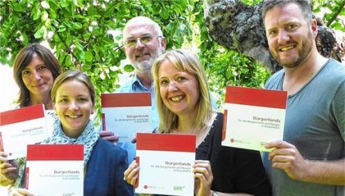 Das Team der Sozialen Stadt und die Freiwilligenagenturen Rosenheim präsentieren die neue Bürgerfonds-Broschüre (von links): Lydia Rastinger, Katharina Zeh, Werner Pichlmeier (Soziale Stadt Rosenheim), Andrea Dörries (Freiwilligenagentur Rosenheim Ost) und Christian Hlatky (Freiwilligenagentur Rosenheim West). Nicht im Bild: Karin Weiß, Freiwilligenagentur Rosenheim Nord).Foto Soziale Stadt Rosenheim
