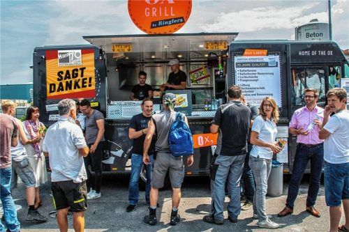 Das Unternehmen Hain hat den originellen Food-Truck „OX-grill“ gechartert und war immer gut besucht. Fotos  Kirchgraber