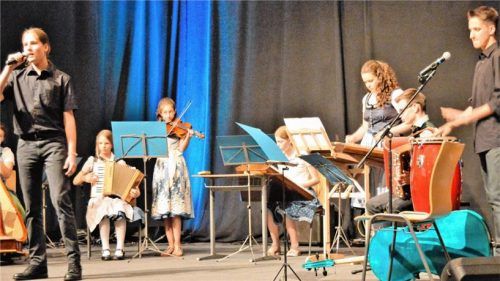 Das Volksmusik-Ensemble mit Konstantin Schiller bei der Darbietung des Coldplay-Hits „Clocks“.Fotos RE