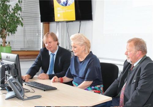 Das Warnsystem „MoWaS“ nahmen der Miesbacher Landrat Wolfgang Rzehak, Rosenheims Oberbürgermeisterin Gabriele Bauer und stellvertretender Landrat Josef Huber (von links) für die Region offiziell in Betrieb.Foto re