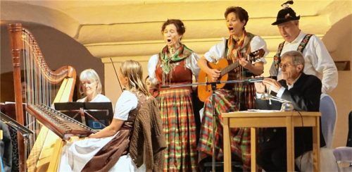 Das Wössner Erntedankensemble und der Familiendreigesang Rehm sowie Moderator Bert Lindauer (rechts vorne). Foto Pillatzki