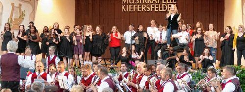 Das Zusammenspiel von IPAI und der Musikkapelle Kiefersfelden klappte bestens.Fotos Hoffmann