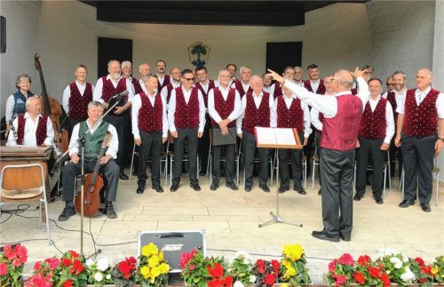 Der Aschauer Männerchor mit ihrem Dirigenten Hans Weber. Foto H. Reiter