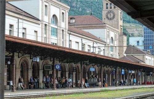Der Bahnhof Bozen ist eine zentrale Verkehrsdrehscheibe in Südtirol. Die Planungen für die 14 Kilometer lange Umfahrung der Landeshauptstadt sollen noch heuer eingereicht werden. Inbegriffen ist eine Neugestaltung des Bahnhofsgeländes.Foto Aerzbäck