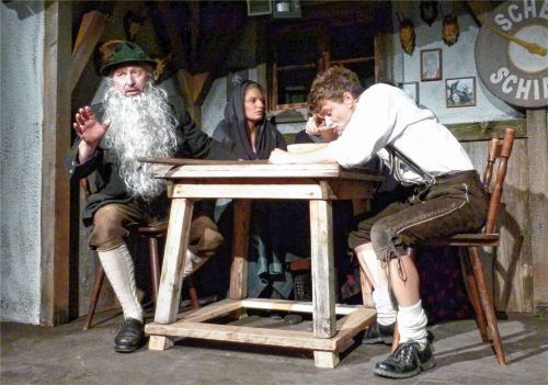 Der Bauer (Klaus Huber), warnt seinen „Bua“ (Marinus Gartmeier), der aber nicht auf ihn hören will. Foto Ahrens