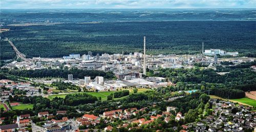 Der Chemiepark Gendorf aus der Luft, in die er immer weniger CO2 ausstößt. Foto re