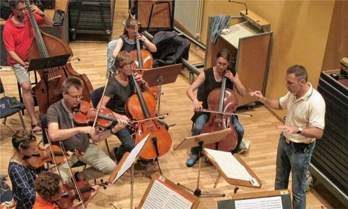 Der Herr über die Musik: Orchesterleiter Ferenc Szelim Bene bei den Proben für das Tanzland-Requiem.