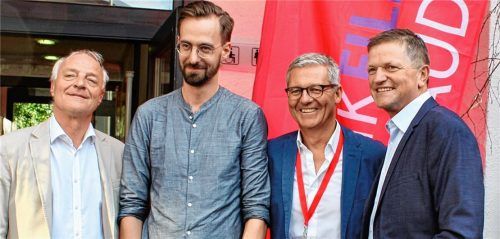 Der Kulturreferent des Landkreises Rosenheim, Christoph Maier-Gehring, mit Benedikt Schulte, Regisseur des Eröffnungsfilms „Die Seele der Geige“, Filmtage-Leiter Markus Aicher und dem Oberaudorfer Bürgermeister Hubert Wildgruber (von links).Foto gruber