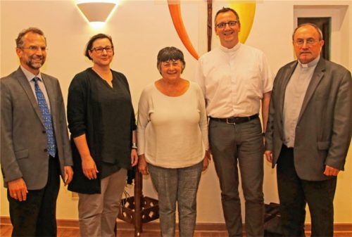 Der neu gewählte Vorstand: Sebastian Kleinschwärzer, Carola Thulke, Monika Mayer, Landkreisdekan Daniel Reichel, Stellvertretender Landkreisdekan Josef Reindl (von links).Foto re