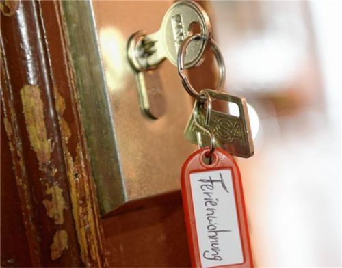 Der Schlüssel steckt – rechtfertigt das Feriendomizil auch den Preis, den der Privatvermieter verlangt? Foto dpa