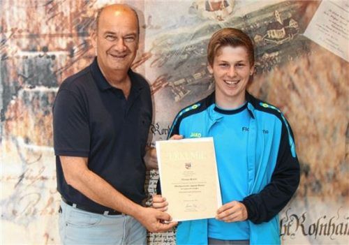 Der siegreiche Schütze Florian Retzer bekam bei einem Empfang im Rathaus von Bürgermeister Chriatian Praxl eine Urkunde und ein kleines Geschenk überreicht.Foto re