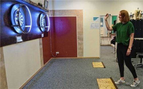 Der Sport erfordert eine hohe Konzentration: OVB-Volontärin Anna Heise probiert sich dieses Mal im „Steel-Dart“. Fotos Engel/Heise