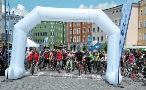 Der Startschuss für das Stadtradeln fiel am vergangenen Samstag: Zum achten Mal beteiligt sich die Stadt Rosenheim an der bundesweiten Aktion. Rund 200 Anmeldungen gingen dafür ein. Das Ziel: an 21 aufeinanderfolgenden Tagen möglichste viele Kilometer beruflich oder privat CO2-frei mit dem Rad zurücklegen. Der Landkreis hat seine drei Wochen „Stadtradeln“ schon absolviert. Zahlreiche Teilnehmer fanden sich, natürlich per Rad, zur Stabübergabe auf dem Ludwigsplatz ein. Die Beteiligung von Seiten der Rosenheimer hielt sich bei der Eröffnungsveranstaltung aber mit nicht einmal zehn Radlern stark in Grenzen. Dr. Beate Burkl, Dritte Rosenheimer Bürgermeisterin (links), gab den Startschuss und führte dann zusammen mit SPD-Bezirksrätin Elisabeth Jordan (rote Bluse) die anschließende Ausfahrt entlang der Rosenheimer Stadtgrenzen ein Stück des Weges an. Fotos Schlecker