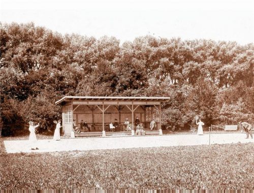 Der Tennisplatz des Kurhotels Kaiserbad, 1899. Foto stadtarchiv