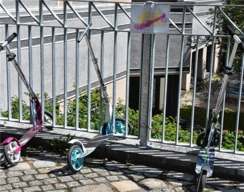 Der Tretrollerparkplatz am Eingang des Hans-Schuster-Hauses zeigt: Hier wird nicht angefahren, sondern angerollt.