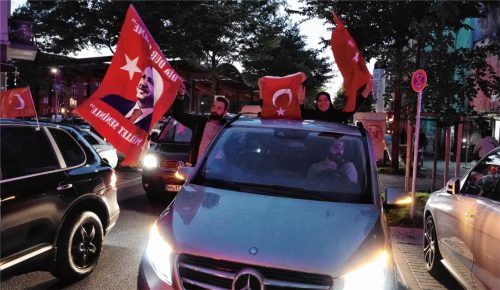 Der türkische Präsident Erdogan hat auch unter den in Deutschland lebenden Türken viele Anhänger: Fahnenschwenkend fahren Erdogan-Fans in Hamburg mit Türkeifahnen durch die Straßen. Foto dpa