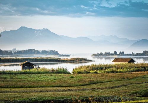 Der Wanderherbst bietet mit 36 Themenwanderungen vielseitige und hautnahe Naturerlebnisse. Foto  djd/Chiemgau Tourismus/Thomas Kujat