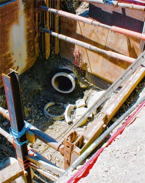 Derzeit geht es im Bereich der Tonwerksunterführung ans „Innenleben“ der angrenzenden Straßen: Kanäle werden verlegt.Foto gruber